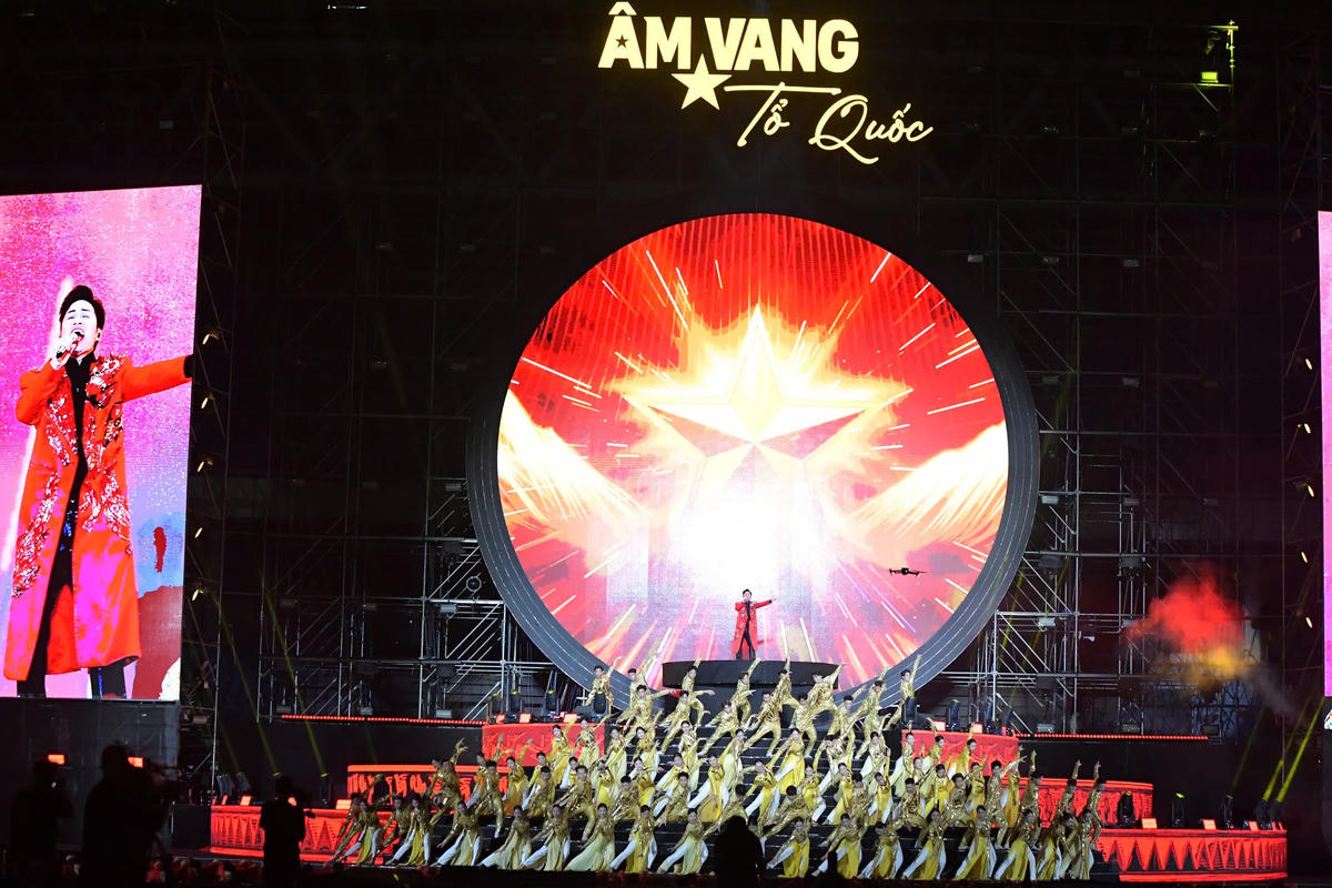 “Âm vang Tổ quốc” gồm hai phần. Phần I kéo dài 90 phút với ba chương: “Trường ca trên Trống Đồng”, “Âm vang lịch sử” và “Khát vọng Việt Nam”.