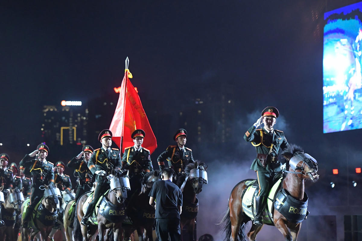 Khán giả đã trải qua những bất ngờ, thán phục của màn trình diễn của đội kỵ binh.