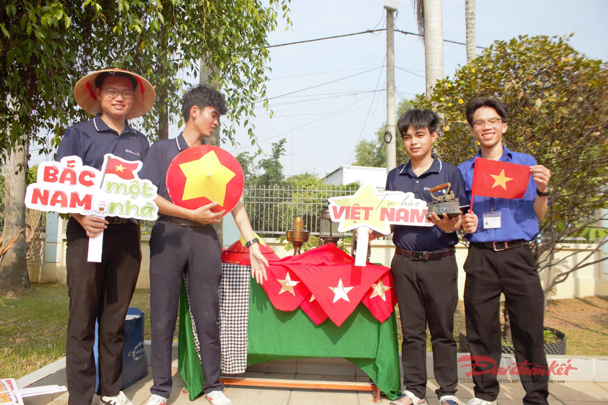 TP Hồ Chí Minh: Khu tưởng niệm Vườn Cau Đỏ thu hút giới trẻ dịp lễ 30/4