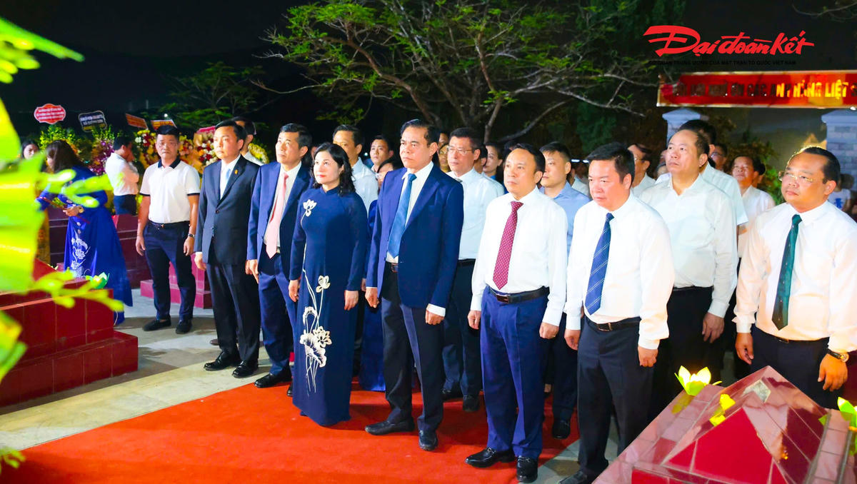 Các đại biểu tri ân các anh hùng liệt sĩ tại buổi tri ân. Ảnh: ĐB