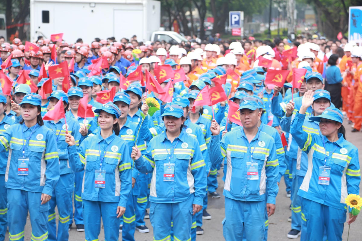 Công nhân lao động tham gia diễu hành kỷ niệm ngày Quốc tế lao động.&nbsp;