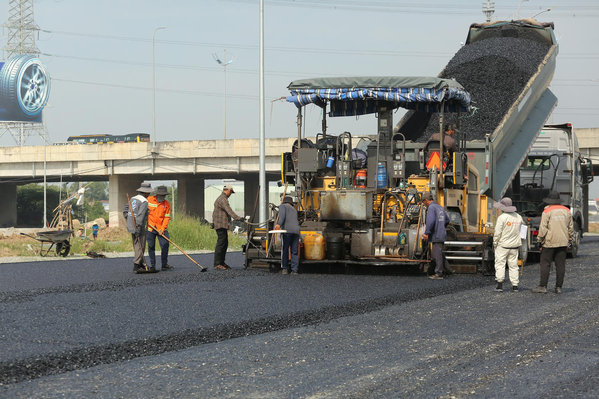 Theo chủ đầu tư, ngoài nguồn cung cát, đá khan hiếm thì giá nhựa đường tăng cao khiến tiến độ dự án cũng bị ảnh hưởng. Ảnh: Đ.X.