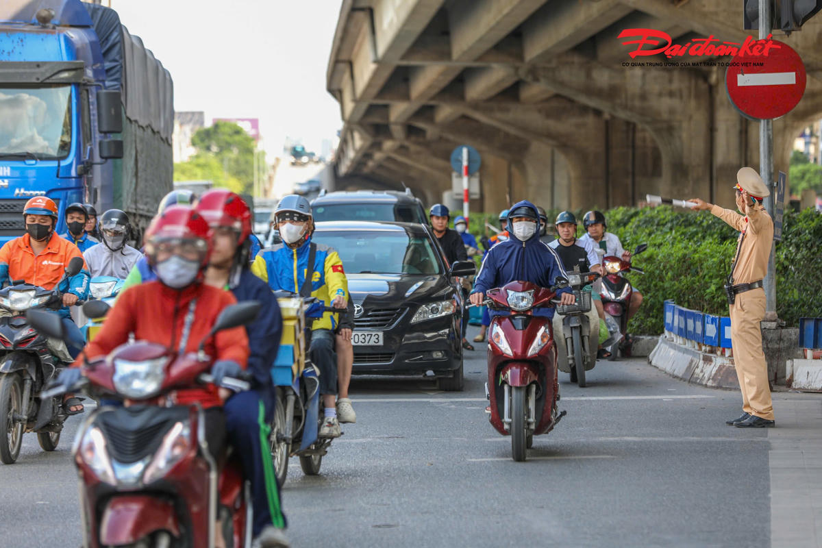 Tại cửa ngõ phía Nam Thủ đô, ngay từ đầu khung giờ chiều, lưu lượng phương tiện trên các tuyến Giải Phóng, Vành đai 3 trên cao đổ dồn về cao tốc Pháp Vân - Cầu Giẽ tăng nhanh.
