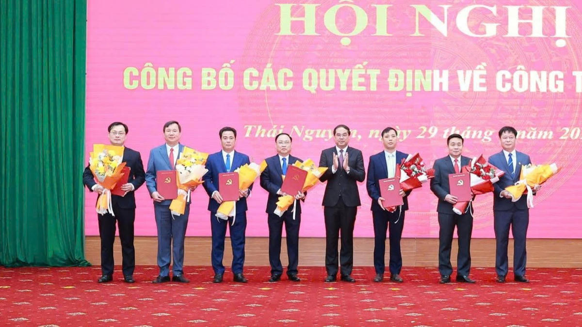 Bí thư Tỉnh ủy Thái Nguyên Trịnh Xuân Trường tặng hoa các cán bộ nhận Quyết định điều động.