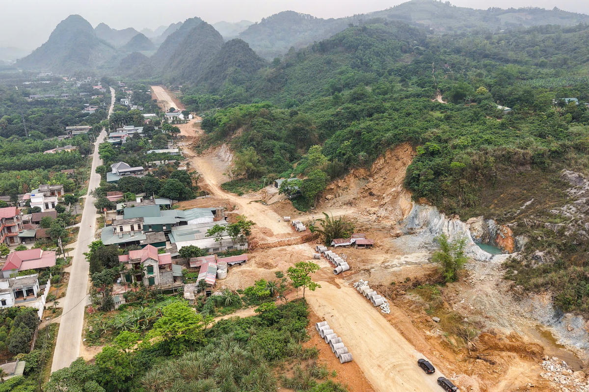 Tuyến đường có điểm đầu tại km0+000 giao với đê tả sông Hoàng Long nằm ở xã Đại Hoàng, điểm cuối tại km17+256 thuộc thôn Đá Hàn, xã Gia Viễn. Ảnh: Đình Minh