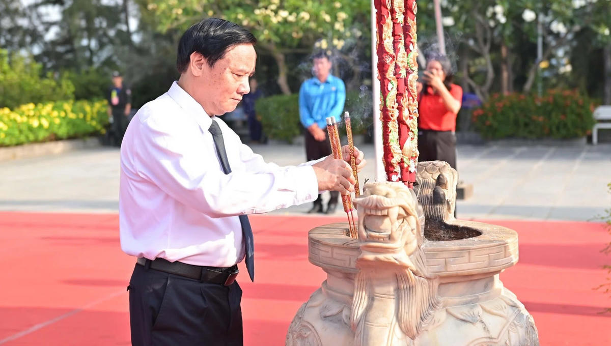 Phó Chủ tịch Quốc hội Nguyễn Khắc Định dâng hương tại Khu tưởng niệm chiến sĩ Gạc Ma.