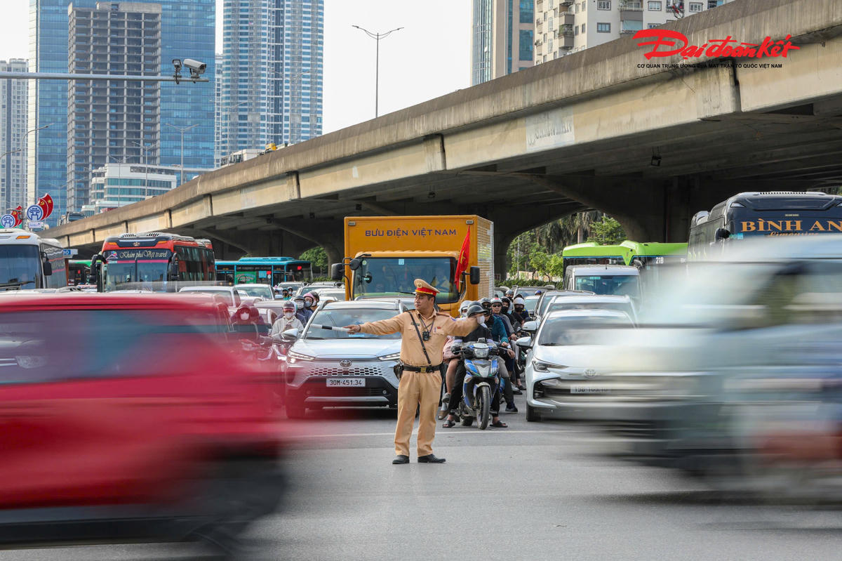 Phòng CSGT Công an TP Hà Nội cho biết, dịp nghỉ lễ 30/4 và 1/5 năm nay kéo dài 4 ngày, nhu cầu đi lại, thăm thân và du lịch của người dân tăng cao. Dự báo lưu lượng phương tiện tại các tuyến cửa ngõ Thủ đô, khu vực bến xe, nhà ga và trung tâm thành phố sẽ gia tăng đột biến, đặc biệt vào thời điểm đầu và cuối kỳ nghỉ, tiềm ẩn nguy cơ ùn tắc và tai nạn giao thông.