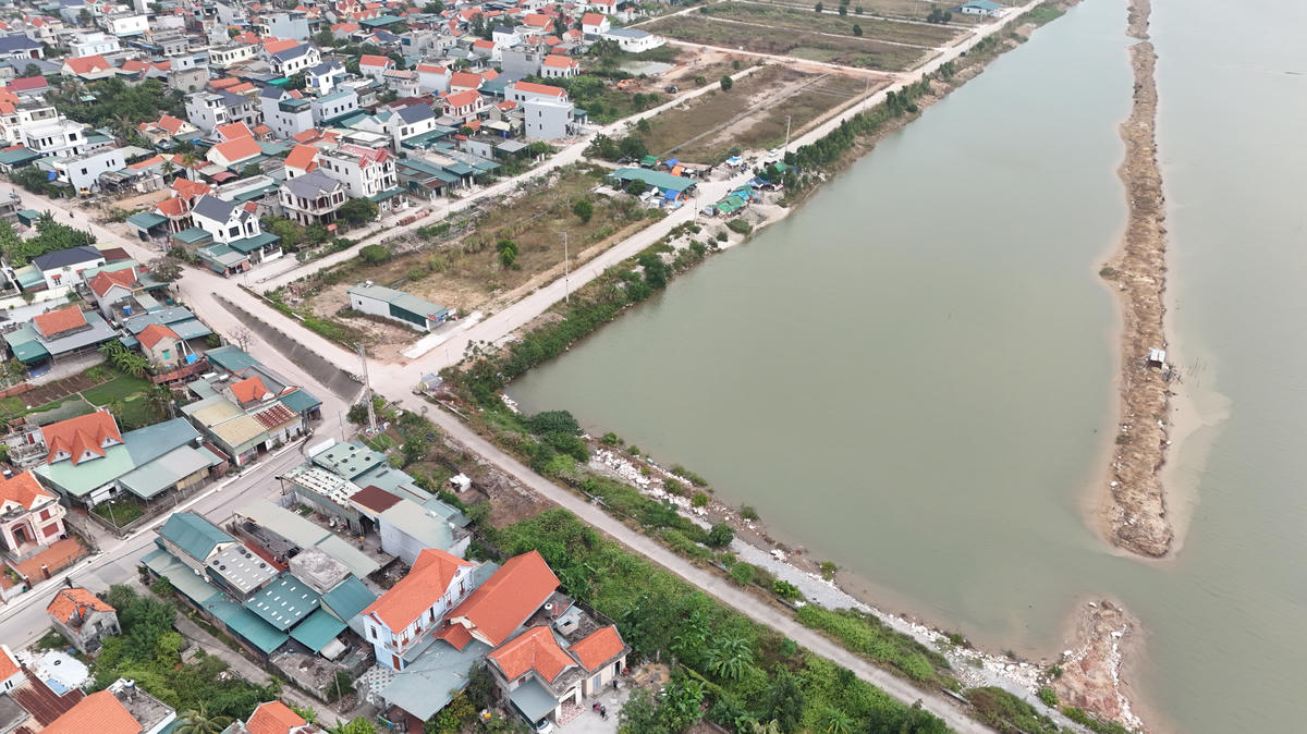 Các nhà xưởng tại phường Hà An nằm trong khu dân cư, chưa đáp ứng đầy đủ các yêu cầu về môi trường.