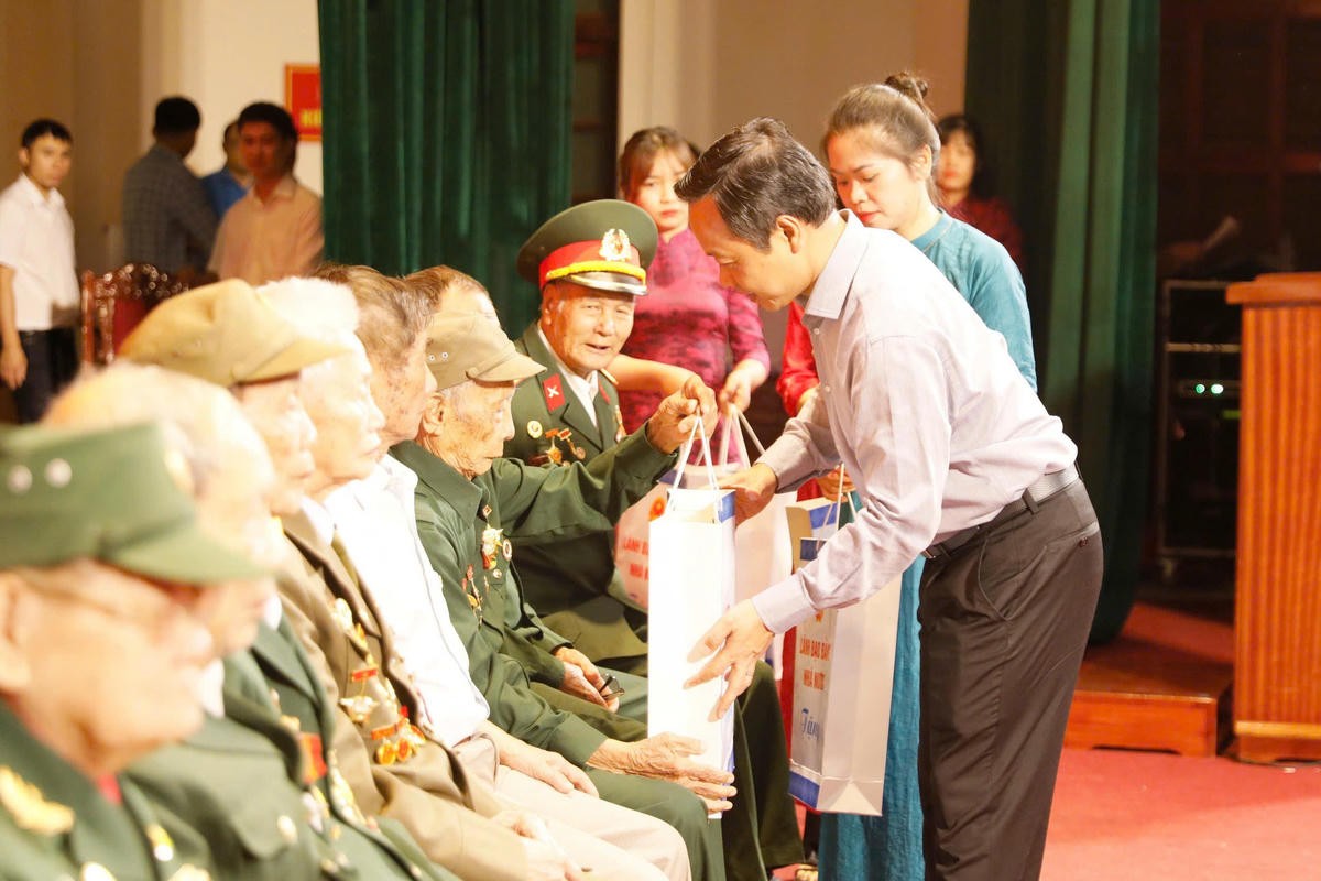 Điện Biên trao gần 300 suất quà cho gia đình chính sách, người có công, hộ nghèo