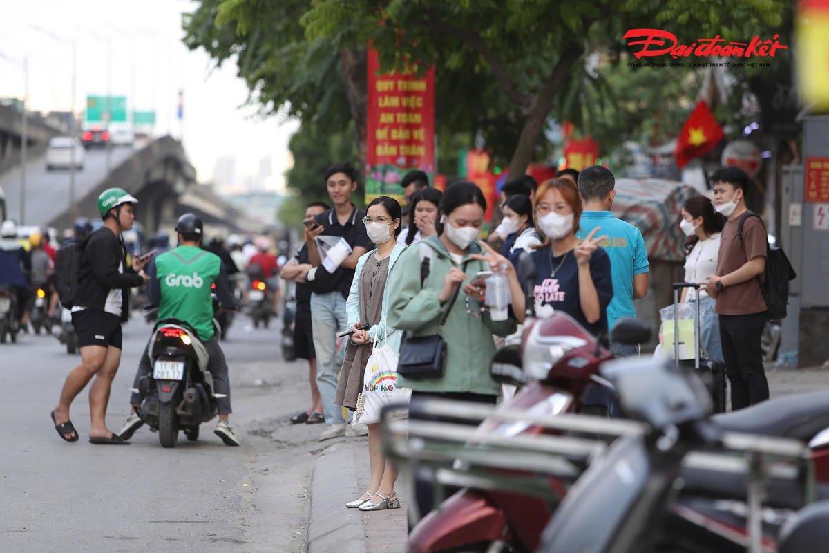 Hình ảnh người dân chờ bắt xe về quê nghỉ lễ.