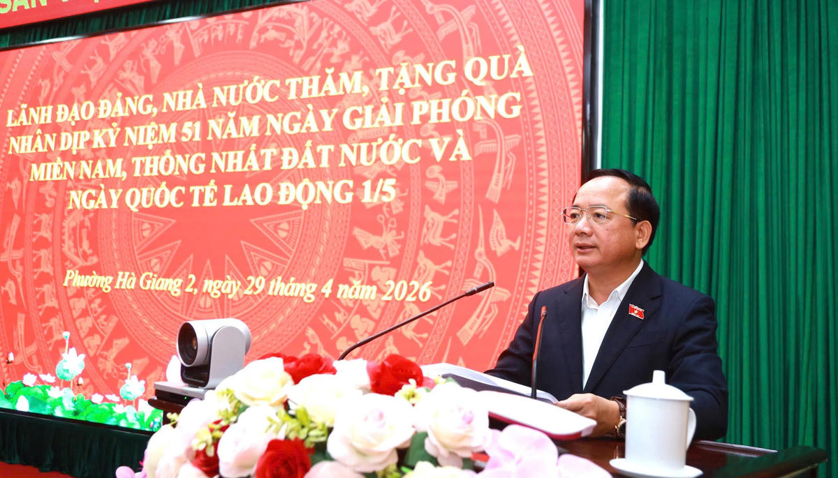 Trưởng ban Tuyên giáo và Dân vận Trung ương Trịnh Văn Quyết phát biểu tại buổi trao quà.