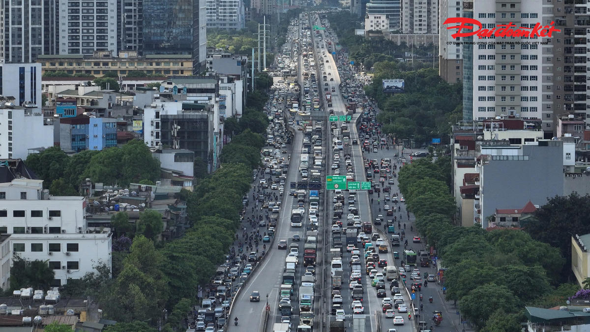 Tại Vành đai 3 trên cao và đường Nghiêm Xuân Yêm (phường Thanh Liệt), các phương tiện di chuyển chậm, trật tự theo sự điều tiết của lực lượng CSGT.