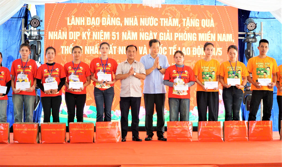 Lãnh đạo trung ương và tỉnh trao quà cho công nhân, người lao động Xí nghiệp May Kon Tum. Ảnh: CV.