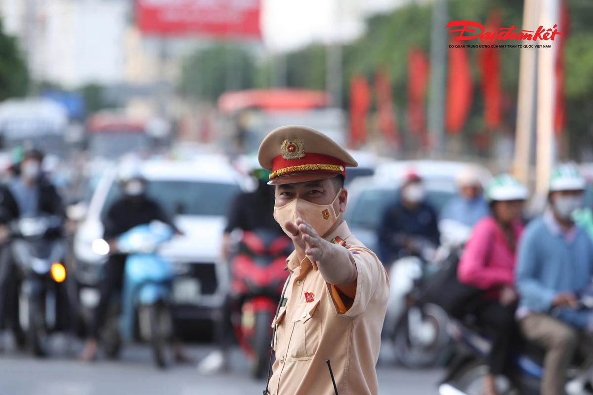 Lực lượng CSGT tăng cường phân luồng, điều tiết giao thông.