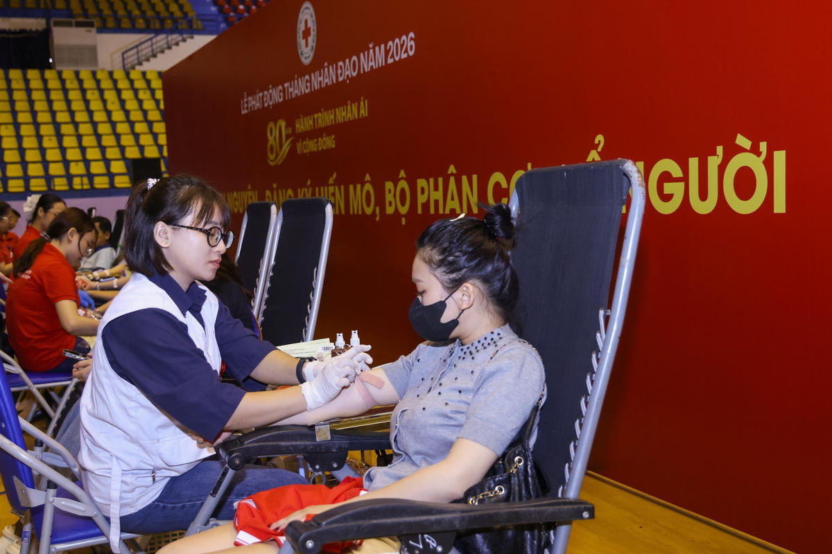 Trung ương Hội Chữ thập đỏ Việt Nam phối hợp với Viện Huyết học – Truyền máu Trung ương tổ chức chương trình hiến máu tại Lễ phát động Tháng nhân đạo năm 2026. Ảnh: Quang Vinh