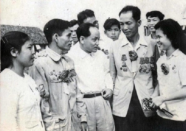 Đồng chí Hoàng Quốc Việt (thứ ba từ trái sang). Ảnh: Tư liệu.