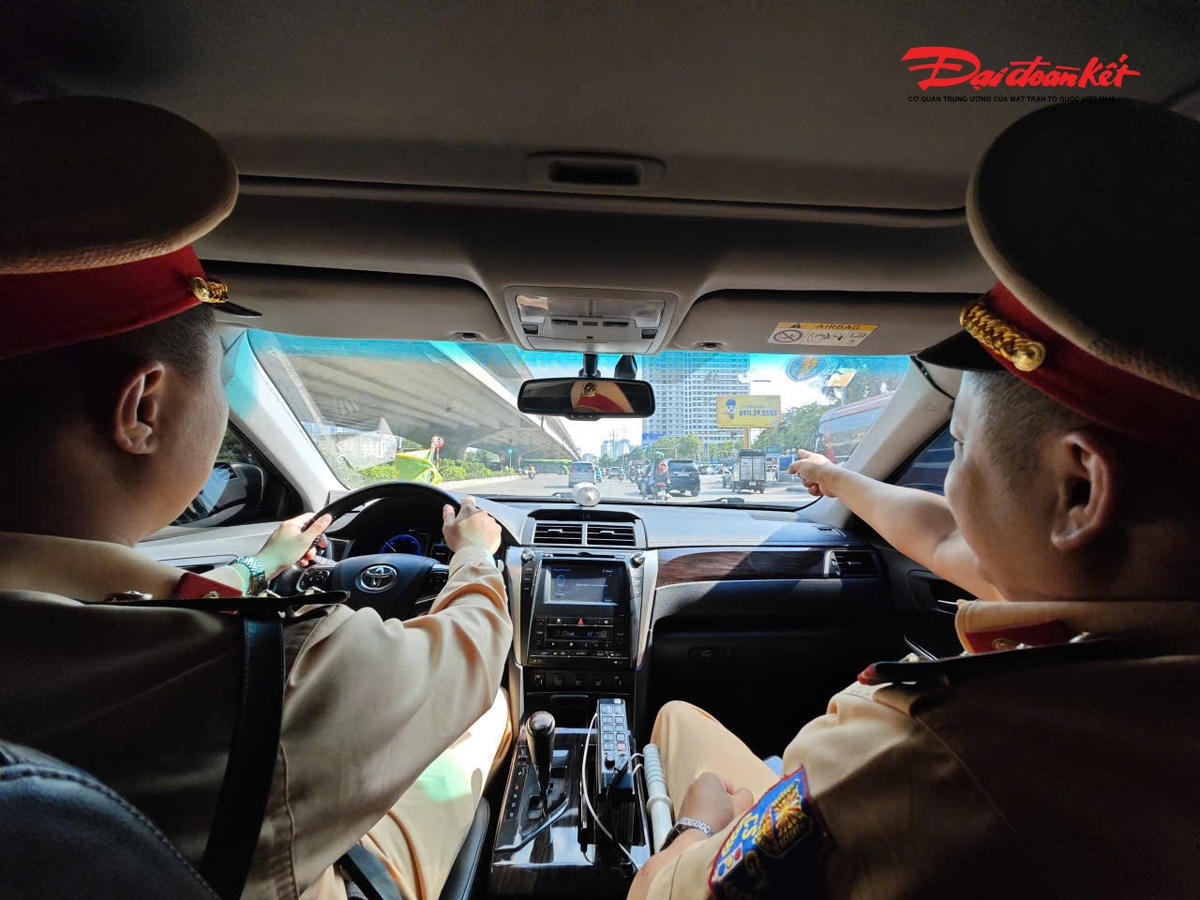 Ghi nhận trên tuyến Phạm Hùng, khu vực bến xe Mỹ Đình, Đội CSGT đường bộ số 6 tăng cường kiểm soát hoạt động vận tải hành khách, xử lý tình trạng taxi dừng, đỗ sai quy định, góp phần bảo đảm trật tự giao thông khu vực.