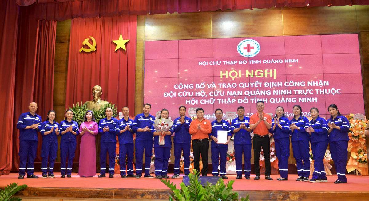 Hội Chữ thập đỏ tỉnh Quảng Ninh trao quyết định và tặng hoa chúc mừng Đội cứu hộ, cứu nạn Quảng Ninh.