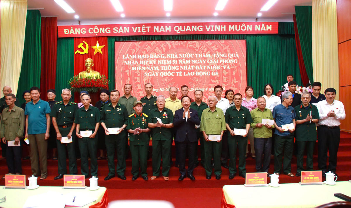 Trưởng ban Tuyên giáo và Dân vận Trung ương Trịnh Văn Quyết và Chủ nhiệm Ủy ban Văn hóa và Xã hội của&nbsp;Quốc hội Nguyễn Đắc Vinh trao tặng quà cho các thương binh, bệnh binh.