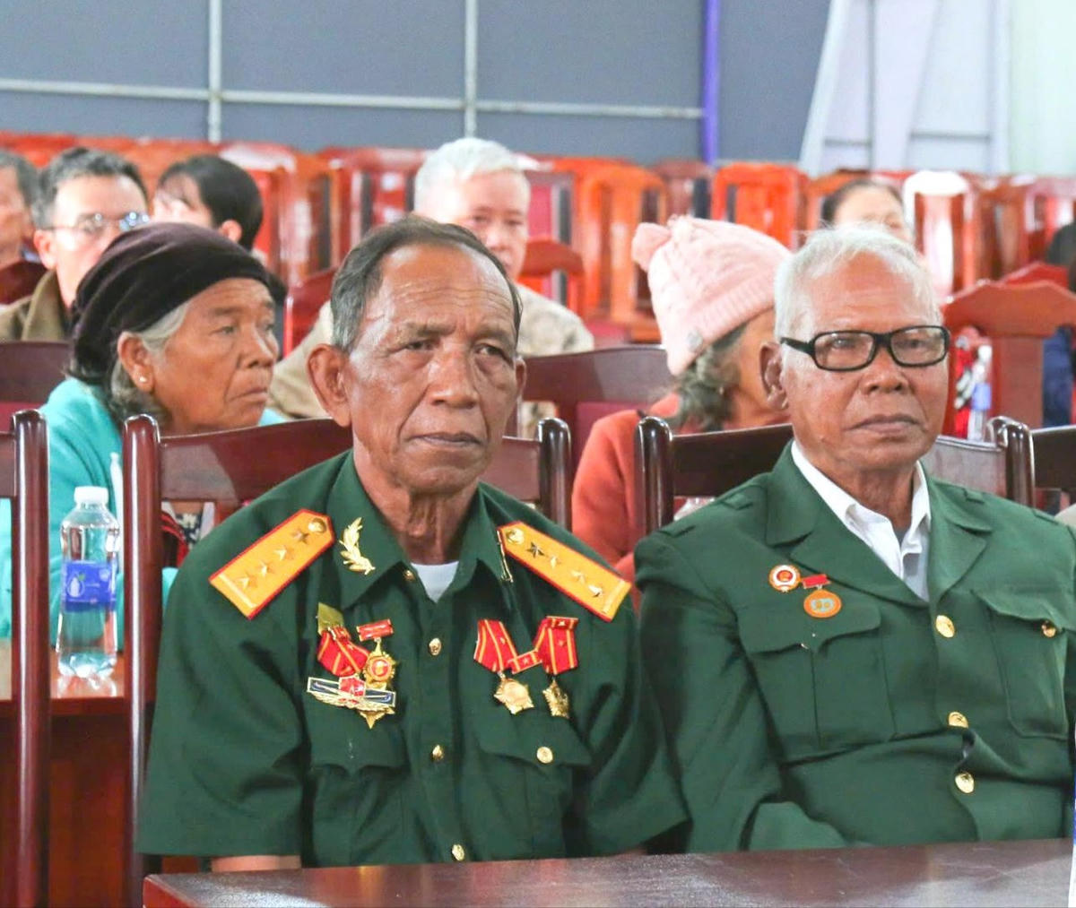 Các thương binh, bệnh binh, người có công với cách mạng tại buổi trao quà.