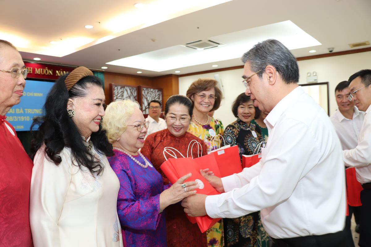Đại diện lãnh đạo Thành ủy TP Hồ Chí Minh tặng quà văn nghệ sĩ, đại biểu nữ giới Ngày Quốc tế Phụ nữ 8/3. Ảnh: Anh Hoàng.