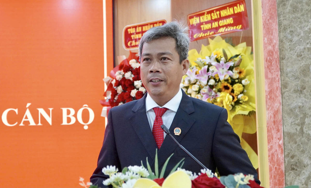 Tân Chánh án TAND tỉnh An Giang Thái Rết phát biểu nhận nhiệm vụ. Ảnh: Khánh Thùy