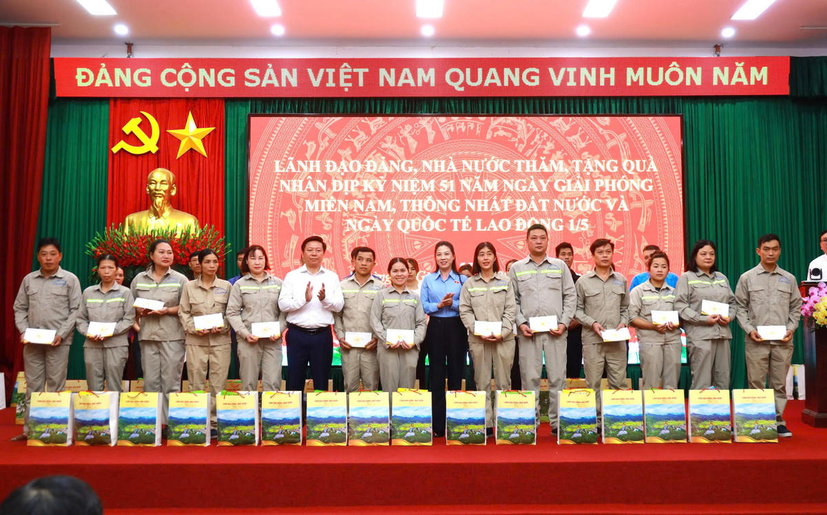 Ông Trần Thanh Lâm, Phó Trưởng ban Tuyên giáo và Dân vận Trung ương và bà Lê Thị Kim Dung, Phó Bí thư Thường trực Tỉnh ủy, Trưởng đoàn ĐBQH khóa XVI tỉnh Tuyên Quang trao quà cho công nhân lao động có hoàn cảnh khó khăn.