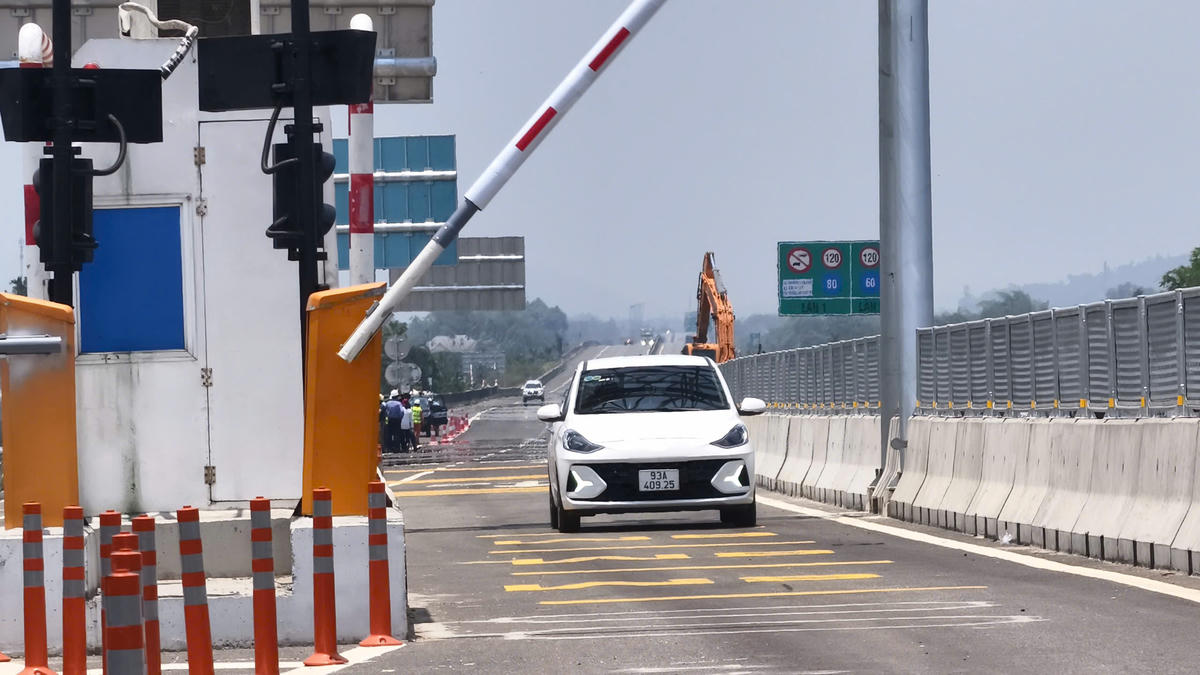 Phương tiện lưu thông qua trạm thu phí tự động trên cao tốc Quảng Ngãi- Hoài Nhơn. Ảnh: Tấn Thành.