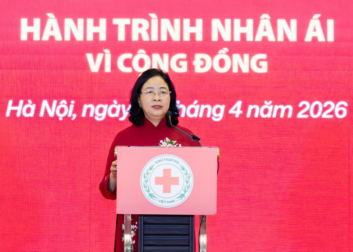 Bà Bùi Thị Minh Hoài - Ủy viên Bộ Chính trị, Bí thư Trung ương Đảng, Chủ tịch Ủy ban Trung ương MTTQ Việt Nam phát biểu tại buổi lễ