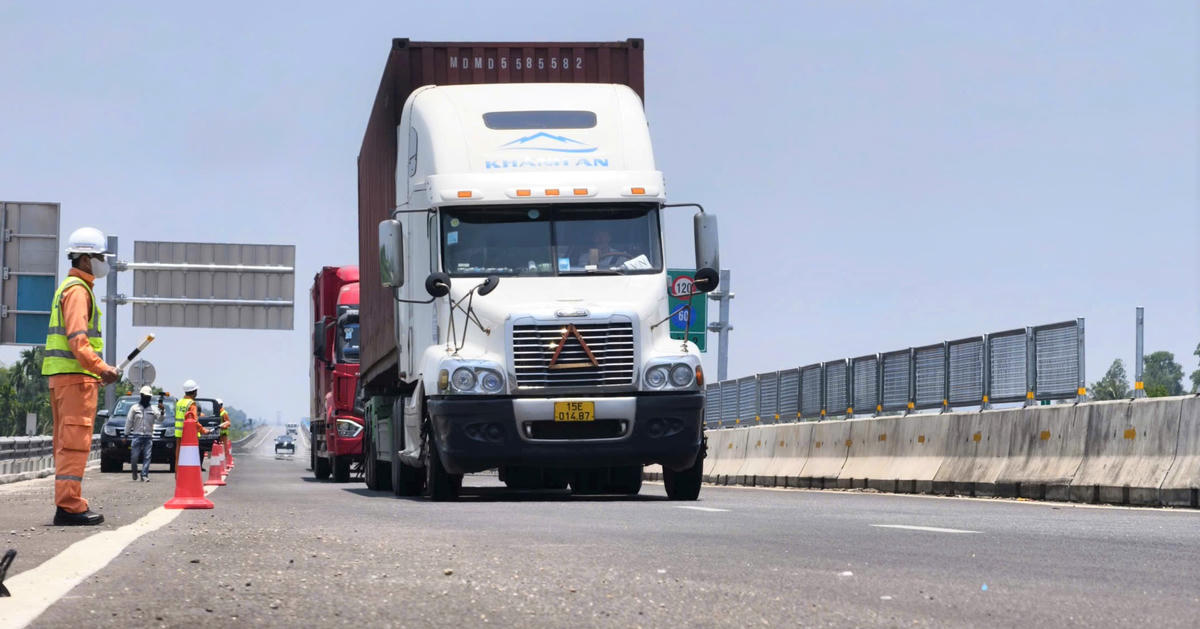 Các phương tiện lưu thông trên cao tốc Quảng Ngãi-Hoài Nhơn được nhân viên hướng dẫn. Ảnh: Chí Đại.