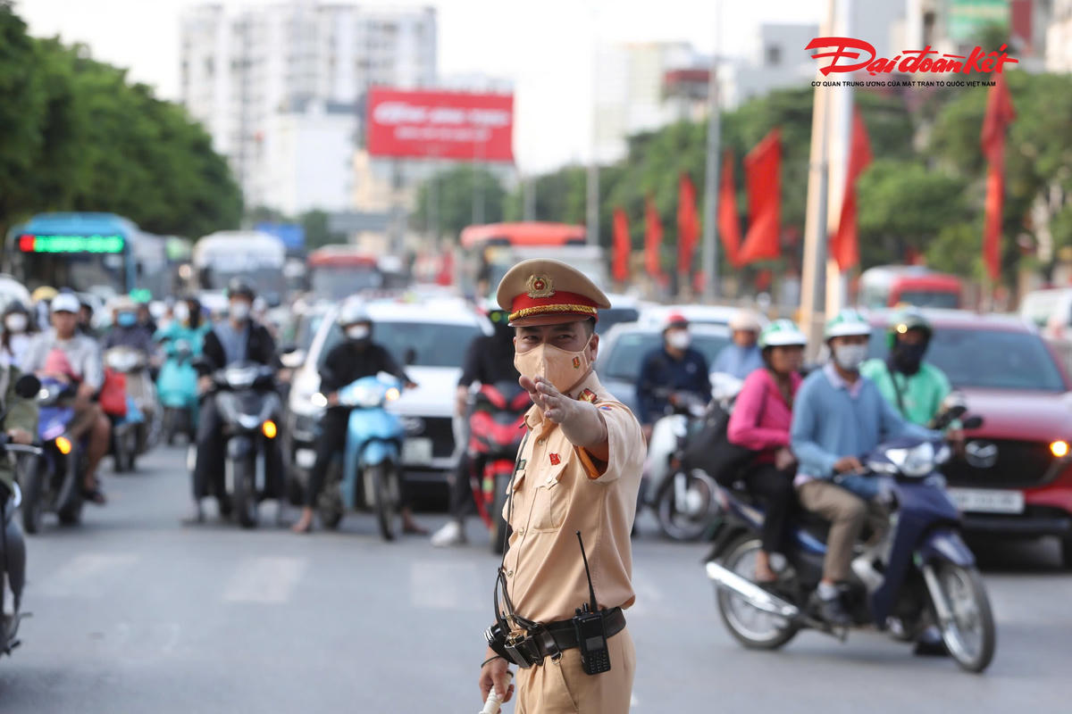 Các tổ công tác tập trung hướng dẫn dòng phương tiện, không để xảy ra tình trạng xung đột giao thông tại các điểm giao cắt phức tạp.