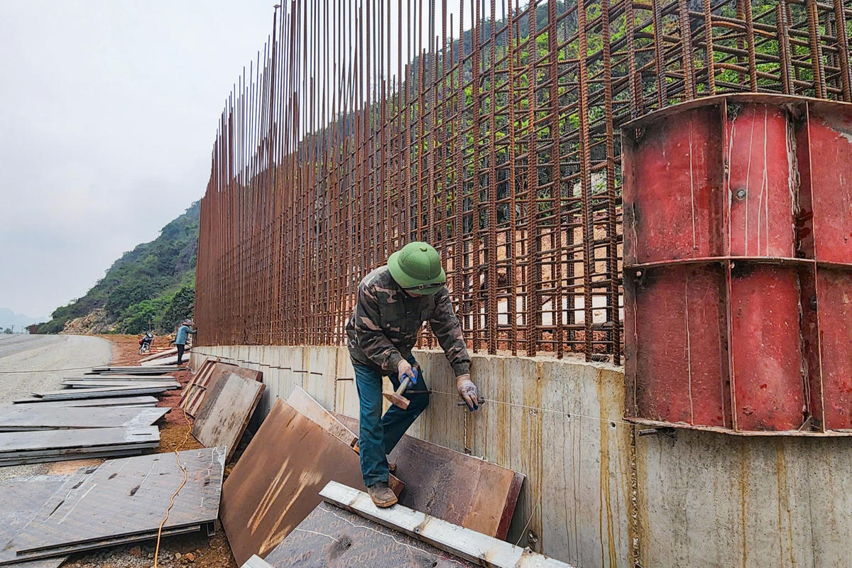 Tại cầu Đầm Cút (Km 12+156), đã cơ bản hoàn thiện các hạng mục quan trọng nhất, như vòm bê tông. Trên công trường, công nhân và máy móc đang tập trung hoàn thiện những phần việc cuối cùng để sớm thông xe kỹ thuật. Ảnh: Đình Minh