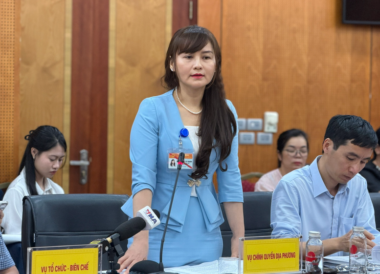 Bà Nguyễn Thị Tú Thanh, Phó Vụ trưởng Vụ Chính quyền địa phương (Bộ Nội vụ) thông tin tại buổi họp báo. Ảnh: Tống Giáp.