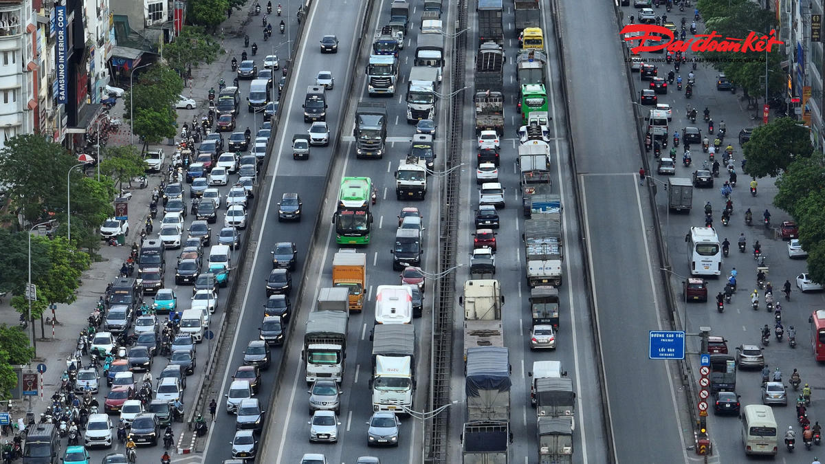 Ghi nhận tại nút giao Nguyễn Trãi - Nguyễn Xiển, dòng ô tô, xe máy di chuyển đông đúc theo hướng về cửa ngõ phía Nam Thủ đô.