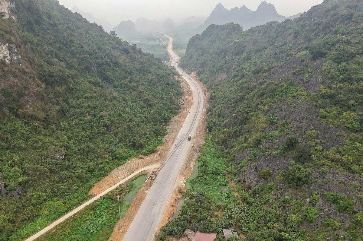 Thông tin từ Ban Quản lý dự án đầu tư xây dựng số 1 tỉnh Ninh Bình cho biết, dự án đầu tư xây dựng tuyến đường Bái Đính - Ba Sao có chiều dài khoảng 17,26km,&nbsp;tổng mức đầu tư hơn 983 tỷ đồng, được chia thành 2 giai đoạn. Ảnh: Đình Minh