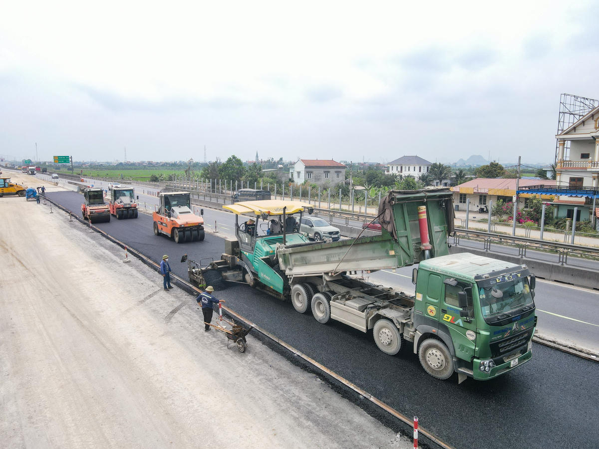 Các mũi thi công trên công trường được tổ chức linh hoạt, tiến độ tăng ca, tăng kíp để tranh thủ thời tiết thuận lợi. Công nhân làm việc liên tục dưới nắng nóng, nhiều tổ đội duy trì thi công cả ban đêm nhằm đẩy nhanh tiến độ. Ảnh: Đình Minh