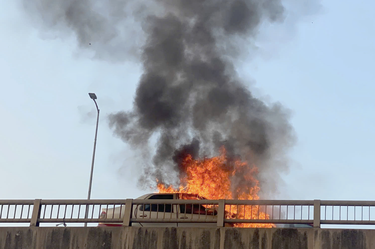 Hình ảnh vụ xe con bốc cháy trên vành đai 3.