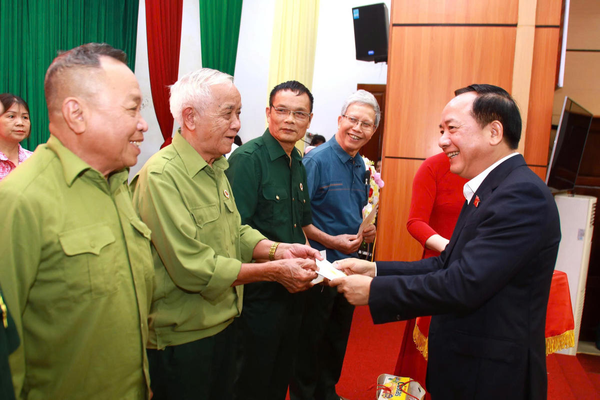 Trưởng ban Tuyên giáo và Dân vận Trung ương Trịnh Văn Quyết tặng quà cho các thương binh, bệnh binh trên địa bàn phường Hà Giang 1 và phường Hà Giang 2.