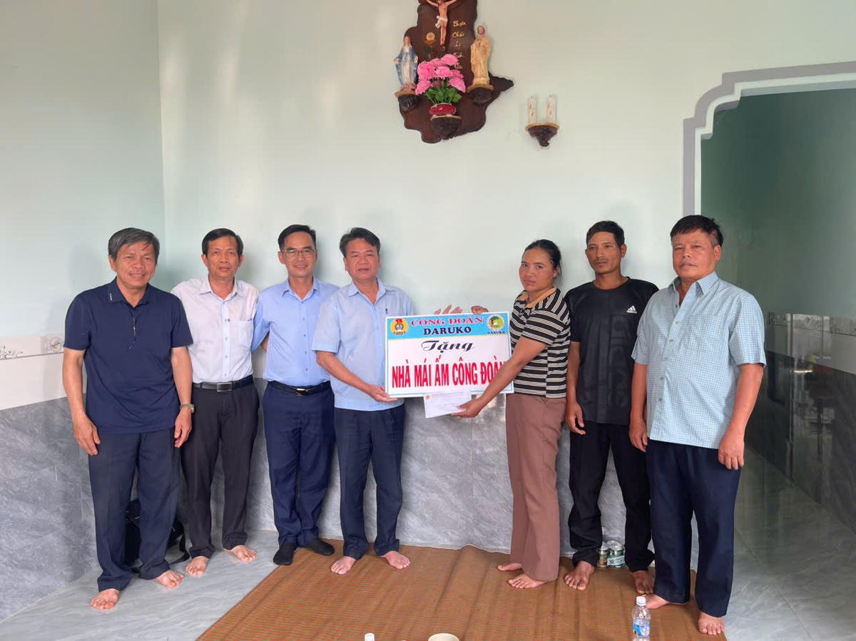 Công đoàn Công ty Cổ phần Cao su Đắk Lắk tổ chức trao nhà “Mái ấm Công đoàn” cho chị H Nih Niê – công nhân Đội 6, Nông trường Phú Xuân