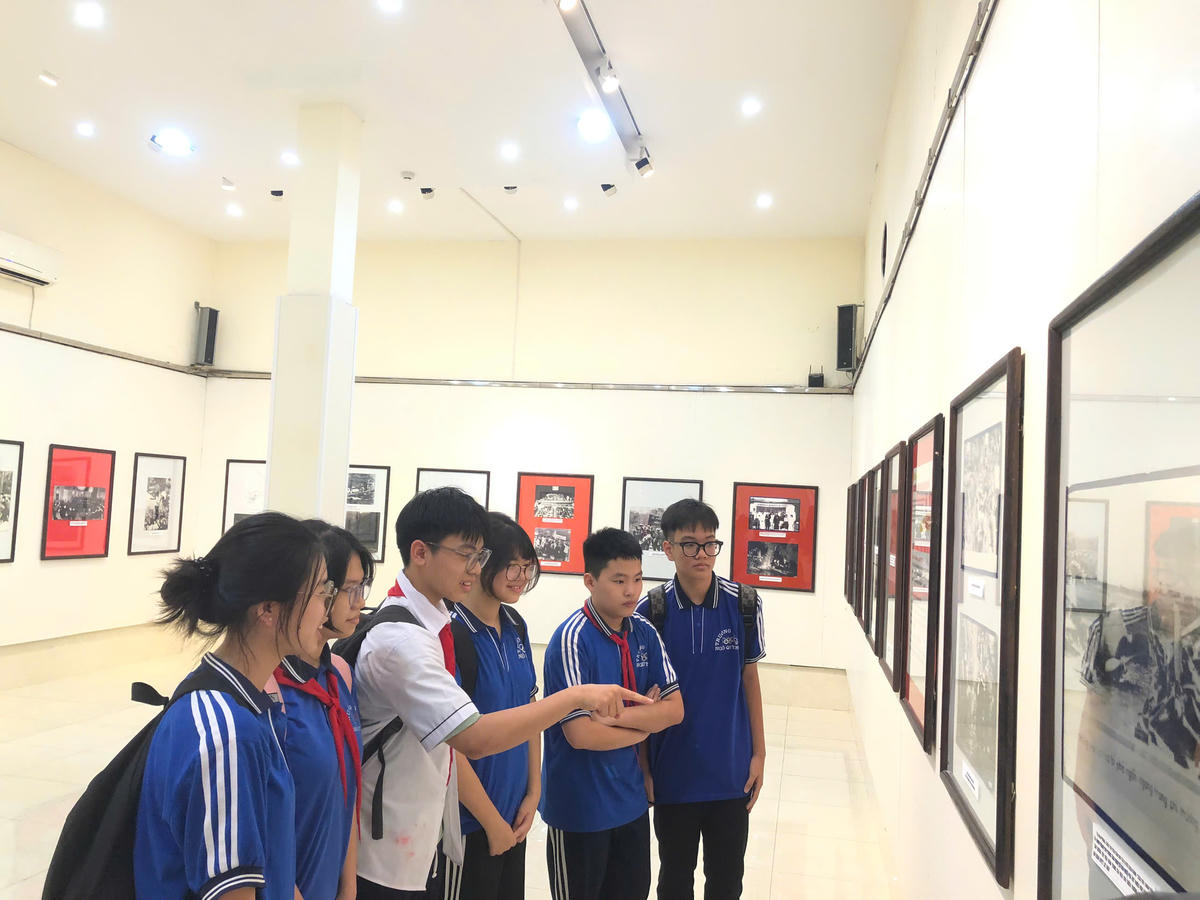 Học sinh Hải Phòng hào hứng tham quan Triển lãm. Ảnh: VD.&nbsp;