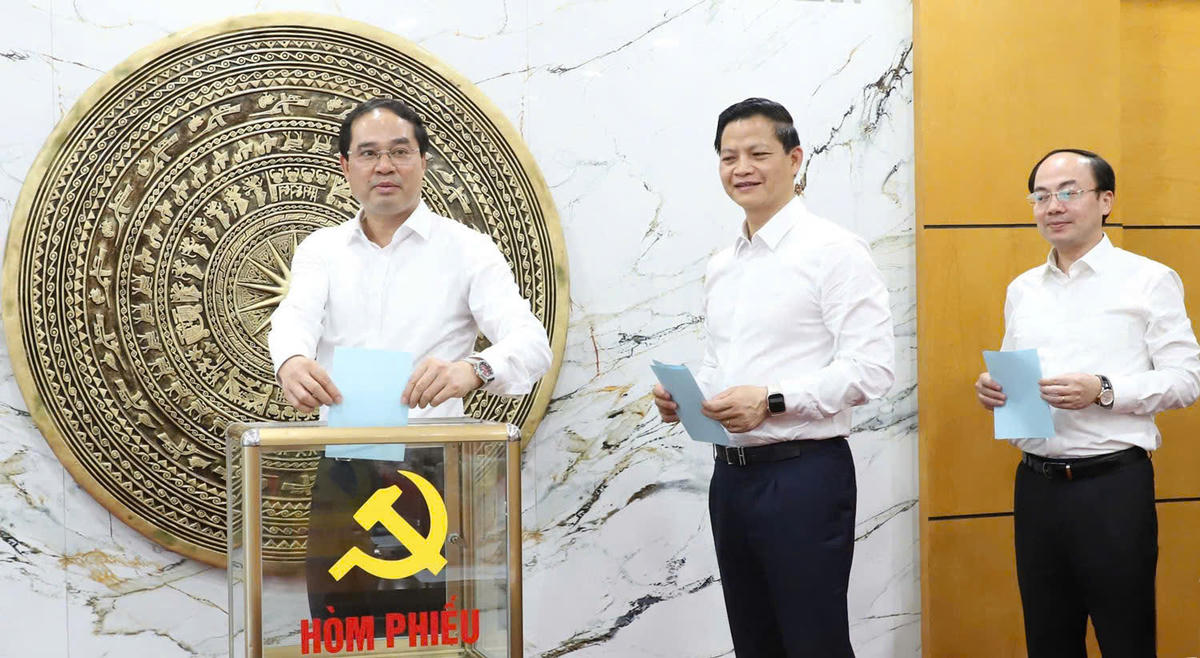 Bí thư Tỉnh ủy Thái Nguyên Trịnh Xuân Trường cùng Chủ tịch UBND tỉnh Thái Nguyên Vương Quốc Tuấn tiến hành bỏ phiếu bầu. Ảnh: Nguyễn Toán.