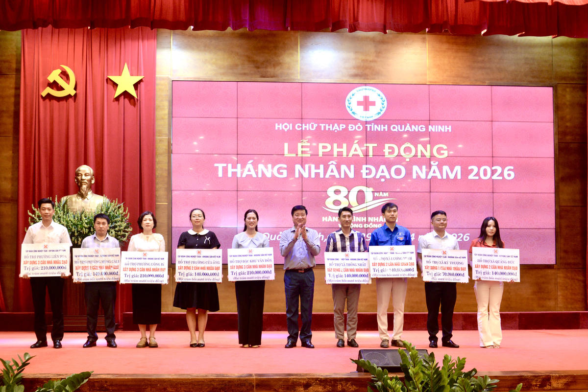 Đại diện Tập đoàn Công nghiệp Than - Khoáng sản Việt Nam trao tặng kinh phí hỗ trợ xây 20 nhà nhân đạo trên địa bàn tỉnh Quảng Ninh, trị giá hỗ trợ mỗi căn là 70 triệu đồng.