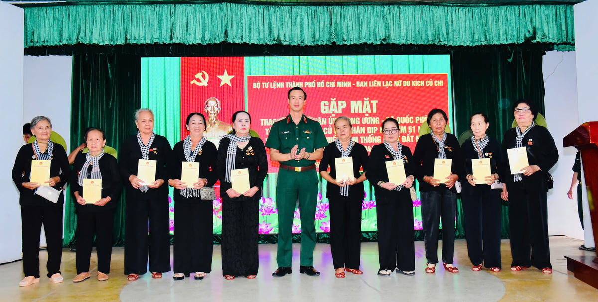 Quang cảnh tặng quà tri ân các nữ du kích tiêu biểu. Ảnh: Minh Phương.