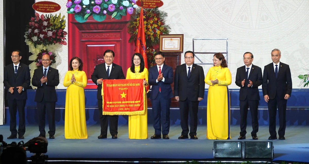 UBND TP Hồ Chí Minh trao cờ truyền thống cho Saigontourist Group. Ảnh: M.H