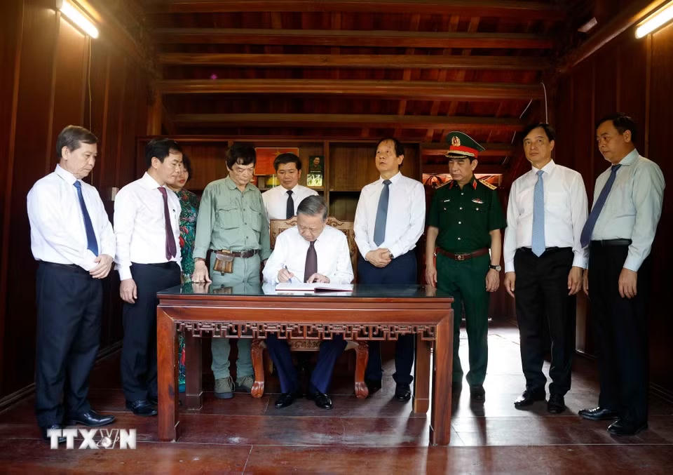 Tổng Bí thư, Chủ tịch nước Tô Lâm ghi lưu bút. (Ảnh: Thống Nhất/TTXVN) ​