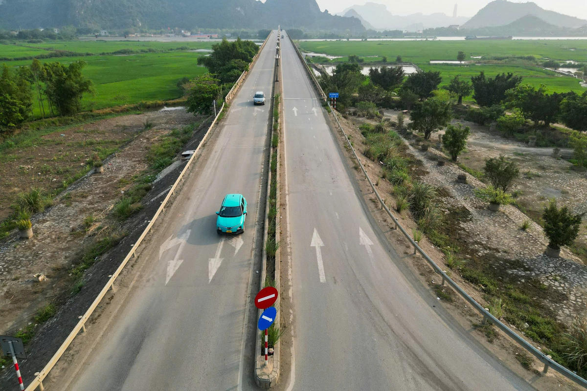Trong đó, giai đoạn I với chiều dài gần 10km đã hoàn thành từ năm 2020 với tổng vốn 400 tỷ đồng, giai đoạn II khởi công từ tháng 3/2025 với tổng mức đầu tư hơn 583 tỷ đồng, chiều dài 7,6km đang được triển khai đồng loạt trên toàn tuyến.Ảnh: Đình Minh