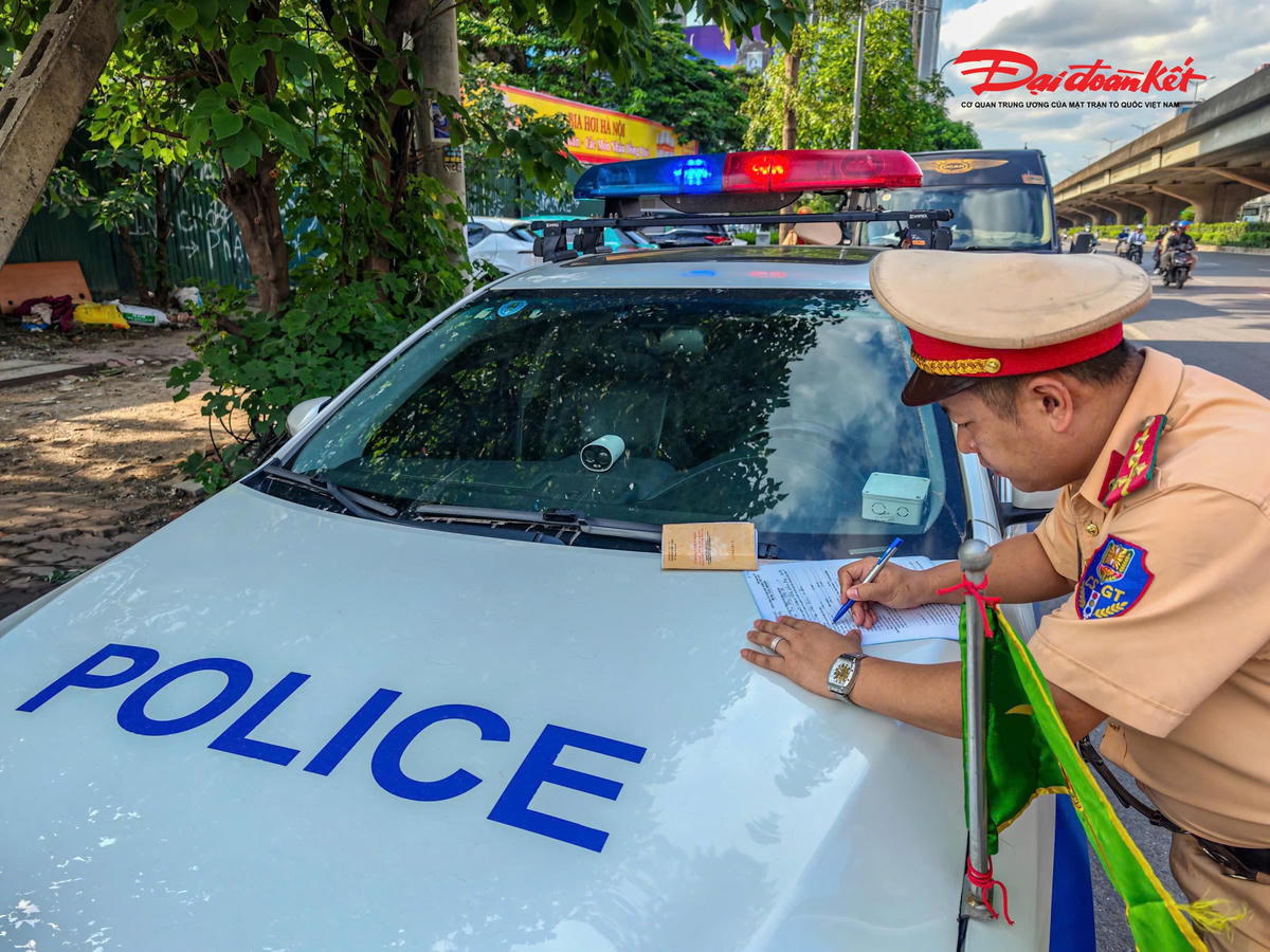 Trung tá Trần Minh Kiên, Phó Đội trưởng Đội CSGT đường bộ số 14 cho biết, thực hiện phương án của Phòng CSGT, trước, trong và sau kỳ nghỉ lễ, đơn vị sẽ huy động tối đa lực lượng, phương tiện, tăng cường bảo đảm giao thông tại các nút giao trọng điểm ra vào Thành phố, khu vực đông người như bến xe, điểm du lịch, khu vui chơi giải trí; đồng thời sẵn sàng lực lượng, phương tiện để xử lý nhanh các tình huống phát sinh, không để bị động, bất ngờ.