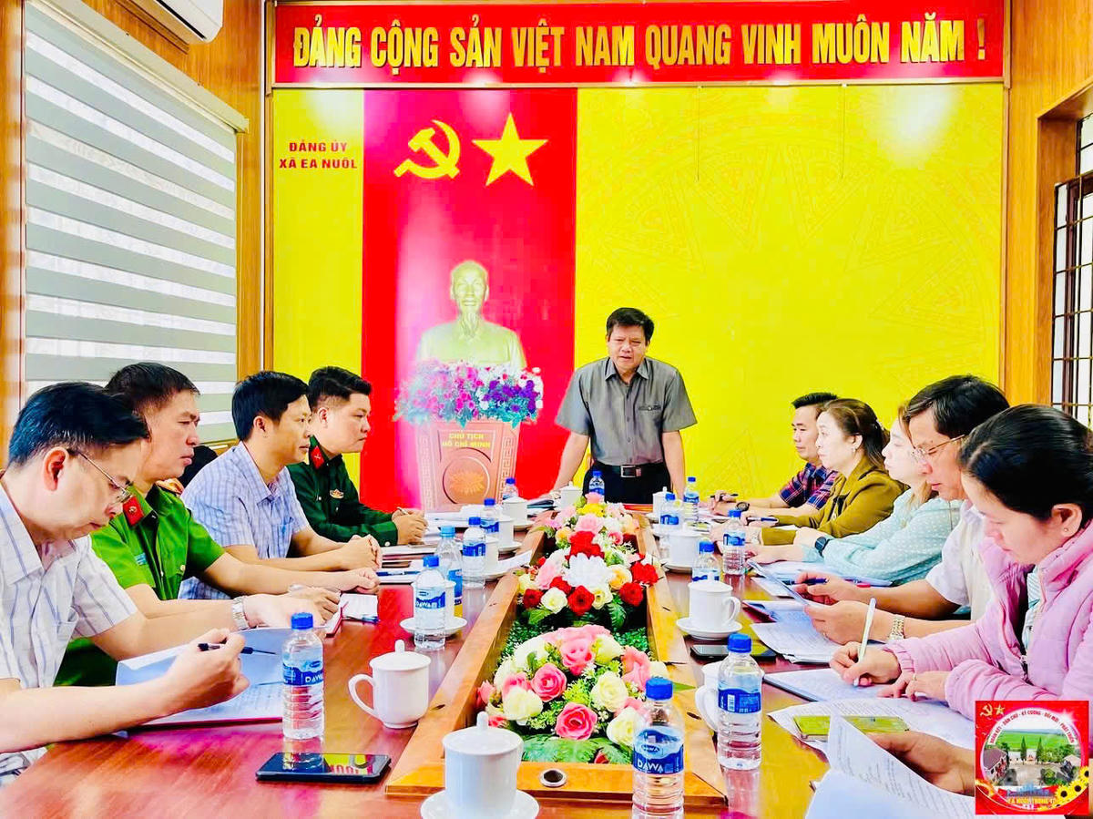 Thường vụ Đảng ủy xã Ea Nuôl họp công bố quyết định về công tác cán bộ.