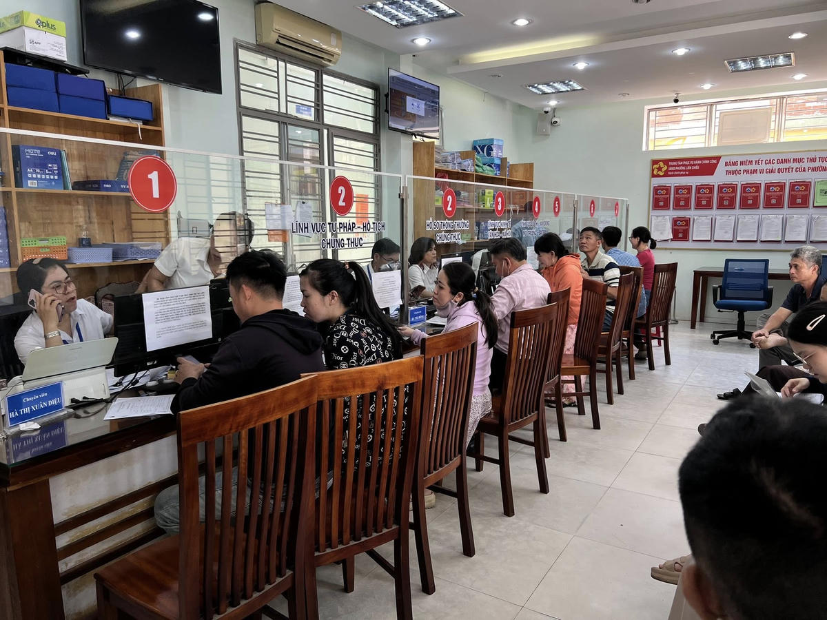 Giải quyết thủ tục hành chính tại Trung tâm Phục vụ hành chính công phường Liên Chiểu. Ảnh: Phạm Bình.