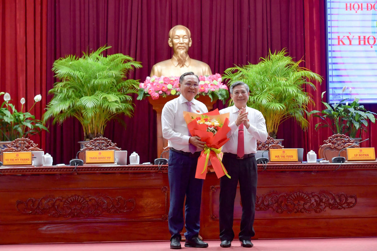 Chủ tịch HĐND TP Cần Thơ tặng hoa chúc mừng ông Lê Công Lý. Ảnh: VD